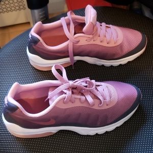 BRAND NEW NIKE Air Running Sneakers(NEW, NO BOX)